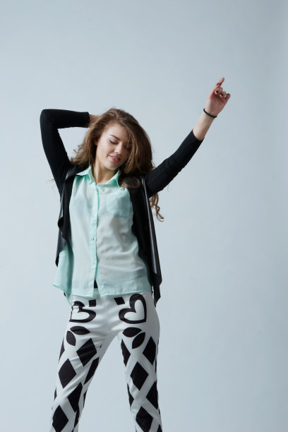 美丽的黑发女孩跳舞图片下载