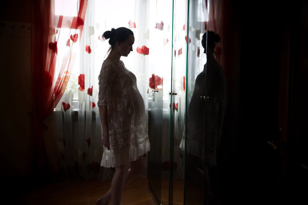 穿着裙子的孕妇图片下载