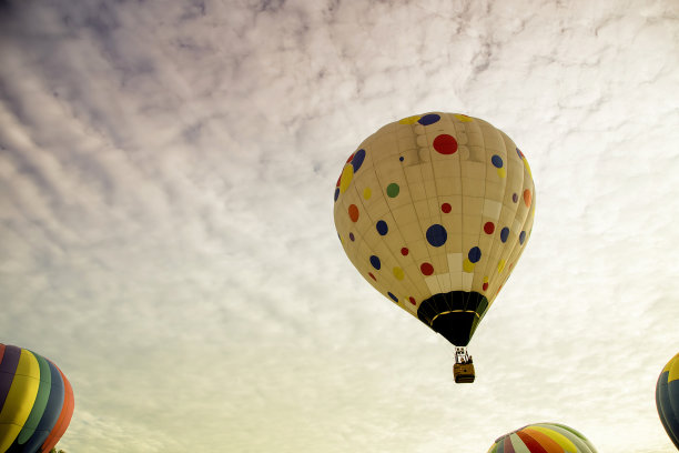 日出时气球在天空中图片下载