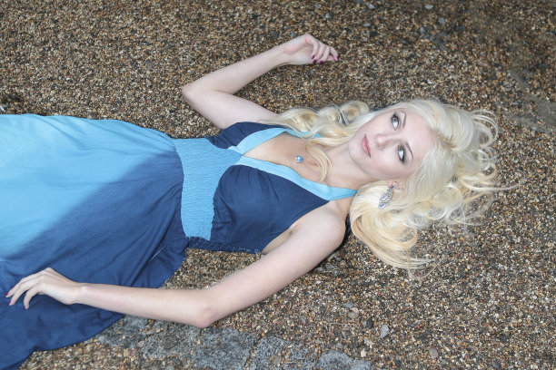 女孩在砾石图片下载