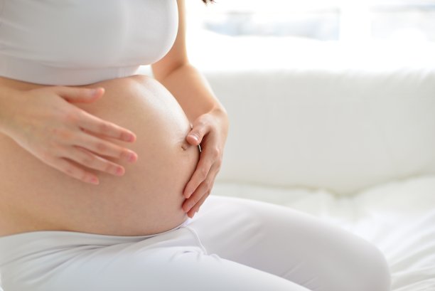 孕妇在家里的沙发上休息图片下载