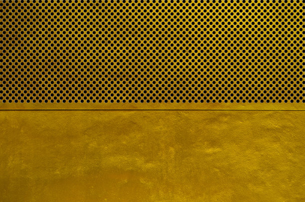 带有许多小圆孔的金金属板图片下载