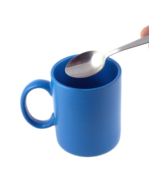 蓝色空杯子和勺子孤立的白色特写图片下载