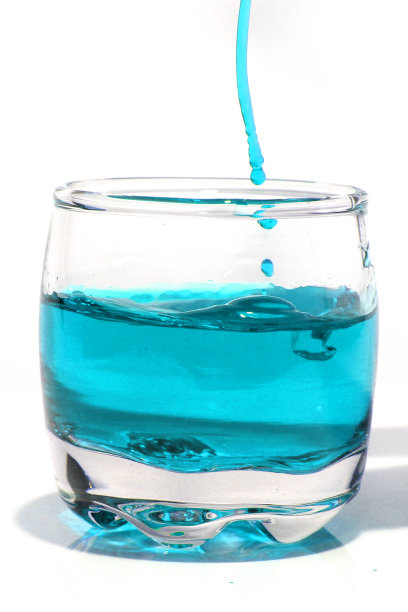 玻璃杯中的水图片下载