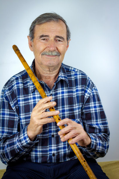 吹笛的男人图片下载