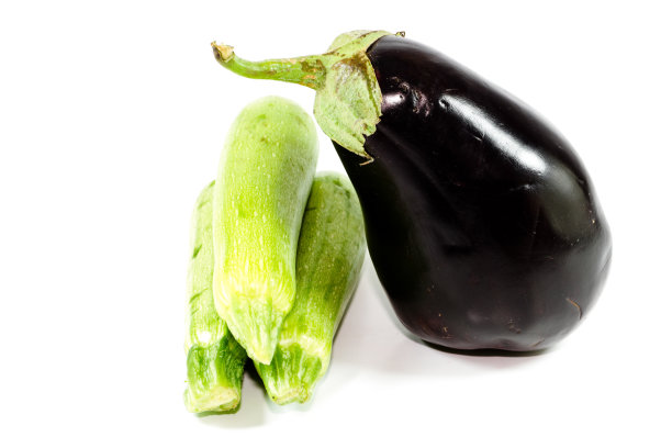 鲜绿小胡瓜配黑茄子图片下载