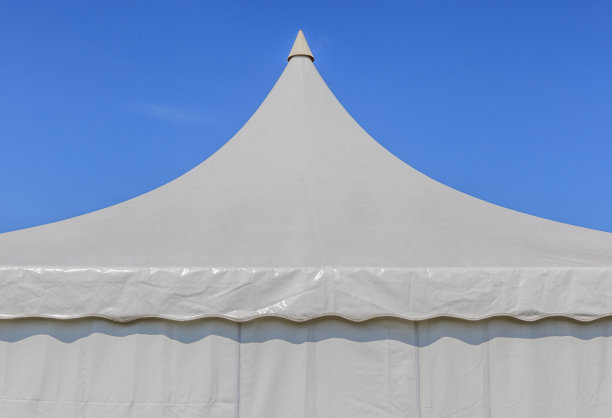 仰望以天空为背景的白色帐篷顶。图片下载