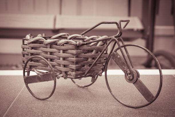 古色古香的三轮车在园林中形成了古色古香的风格。图片下载