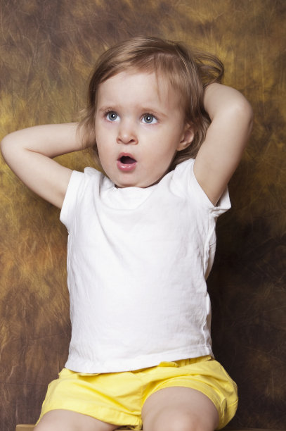 打呵欠的孩子图片下载