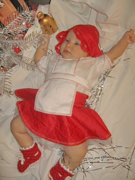 穿着新年礼服的小女孩图片下载