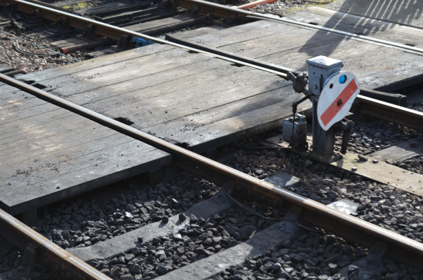 行人穿过铁路轨道。图片下载