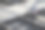 行人穿过铁路轨道。图片下载