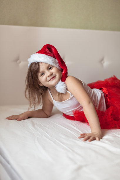 孩子们的脚在新年的条纹睡裤床上素材图片