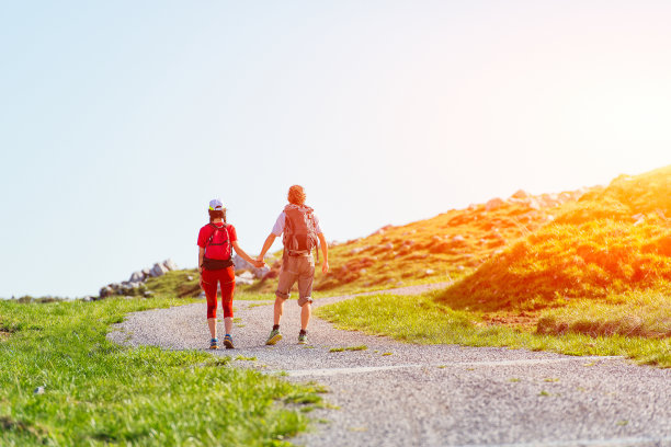 牵手的情侣在山路上图片下载