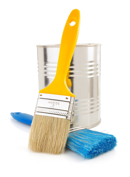 油漆桶和油漆刷在白色图片下载