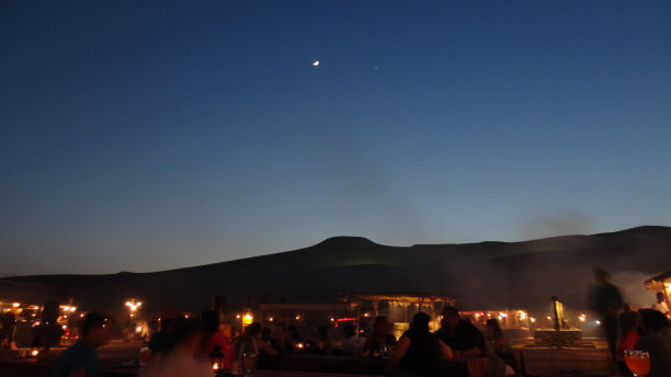 阿拉伯联合酋长国迪拜沙漠中的月亮图片下载