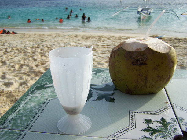 沙滩上的椰子饮料图片下载