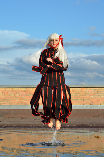Cosplayer漂浮在空中图片下载