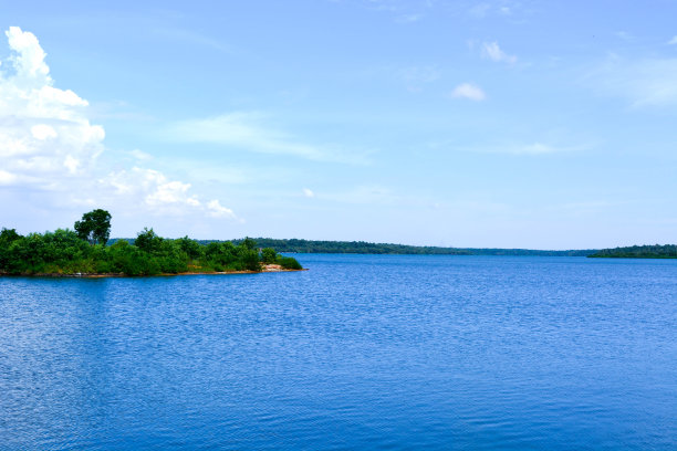 湖蓝色的水图片下载