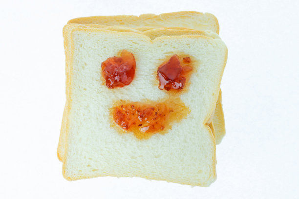 面包覆盖在白色的背景上图片下载