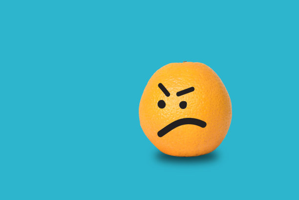 橙色的脸在蓝色的背景上生气。图片下载