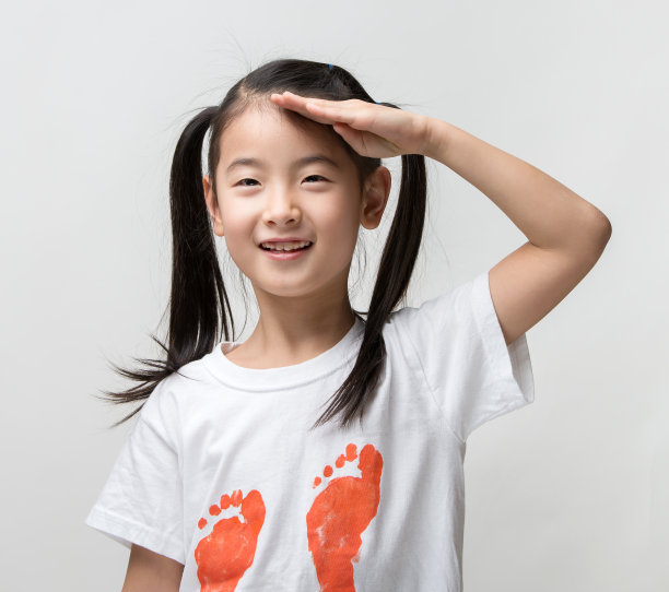 微笑快乐的亚洲女孩敬礼图片下载