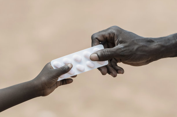 治愈疾病标志:非洲黑人给小孩吃药图片下载