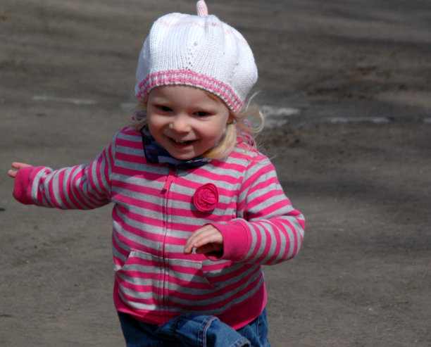 快乐的小女孩向前跑着图片下载