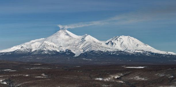 堪察加半岛的火山全景:阿瓦钦斯基火山和科泽尔斯基火山图片下载
