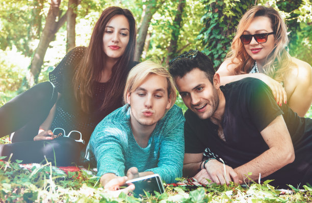 一群用智能手机微笑的朋友图片下载