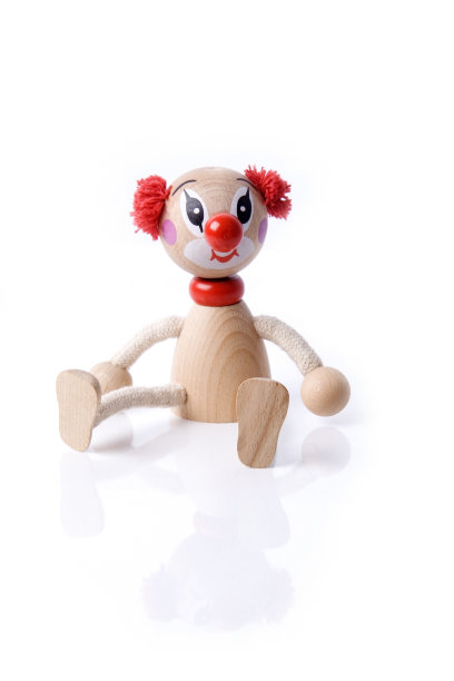 细节的木制小丑孤立在白色的背景。图片下载