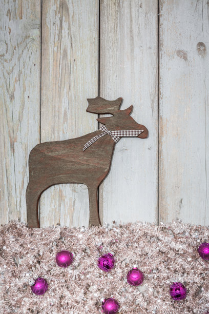 紫色圣诞球，银色圣诞树花环和驯鹿图片下载