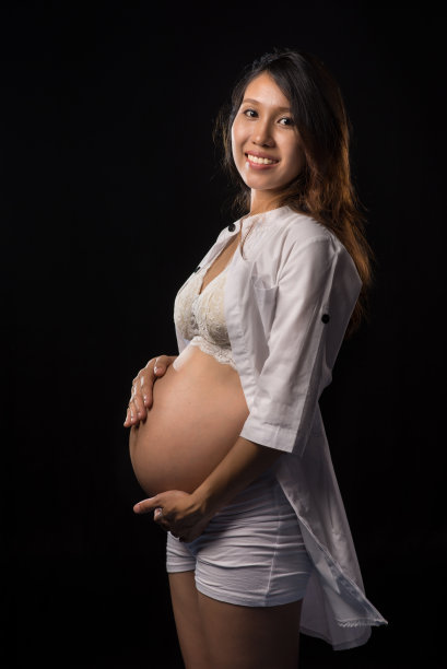 年轻妇女怀孕的肚子图片下载