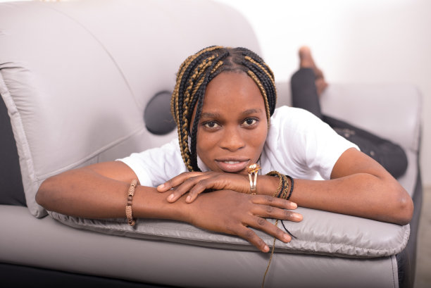 沙发上的漂亮女人图片下载