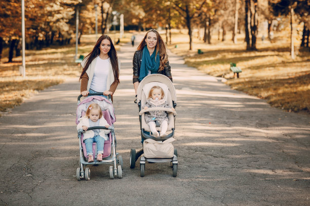 一家人在公园散步图片下载