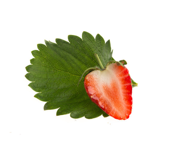 草莓切成白色背景。图片下载