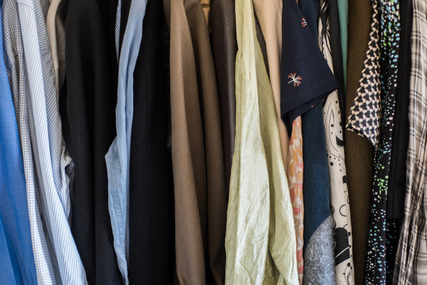 男女衣服挂图片下载