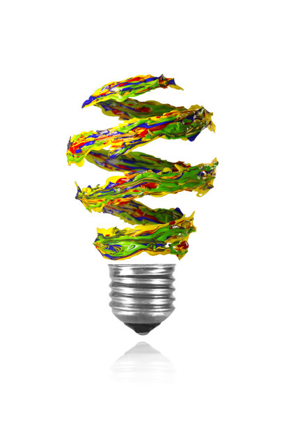 黄、蓝、绿、红螺旋色油漆痕迹制成灯泡图片下载