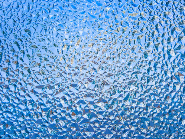 近距离的蓝色马赛克镜子与光背后图片下载