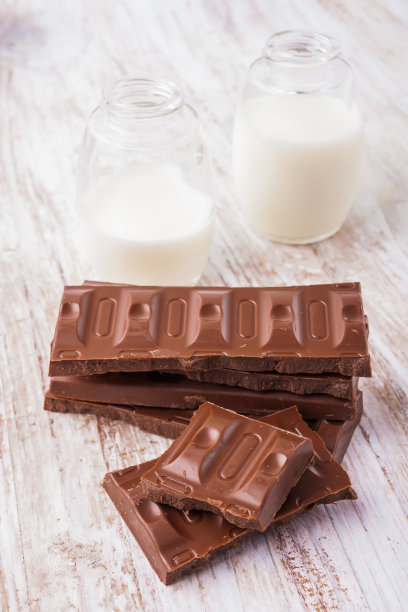 白色的木桌上放着巧克力图片下载
