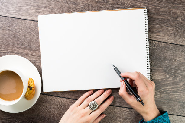 桌上放着空白的笔记速写本图片下载