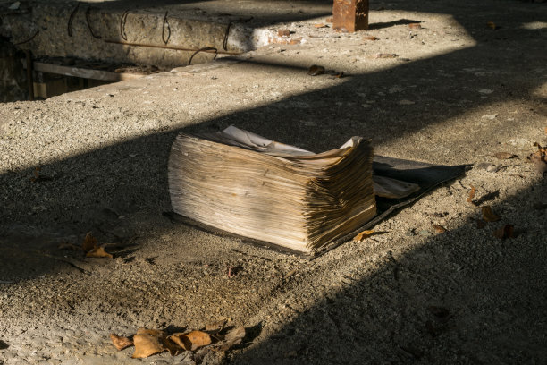 在一个废弃的工厂里打开一本旧书图片下载