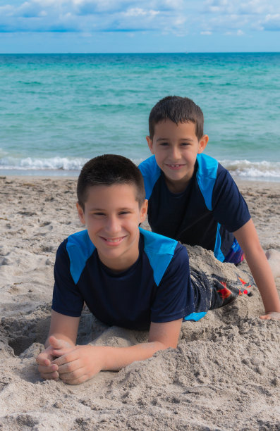 西班牙兄弟在海滩上玩耍图片下载