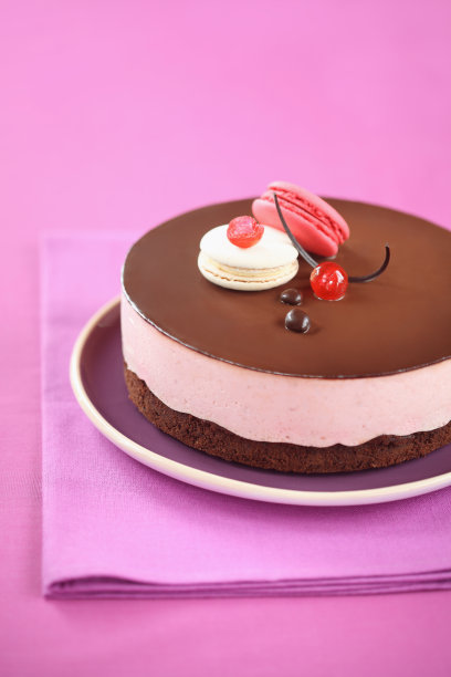 巧克力樱桃慕斯蛋糕配马卡龙图片下载