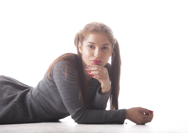 白色背景上梳着辫子的年轻美丽的女孩图片下载