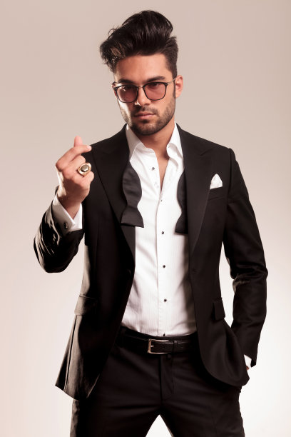 年轻英俊的商人站在演播室背景图片下载