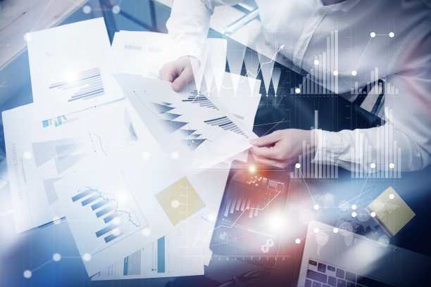 风险管理工作流程。照片银行家手握统计文件图片下载