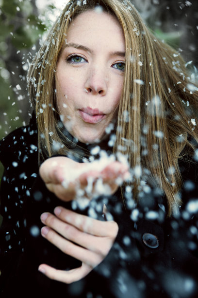 女人吹雪图片下载