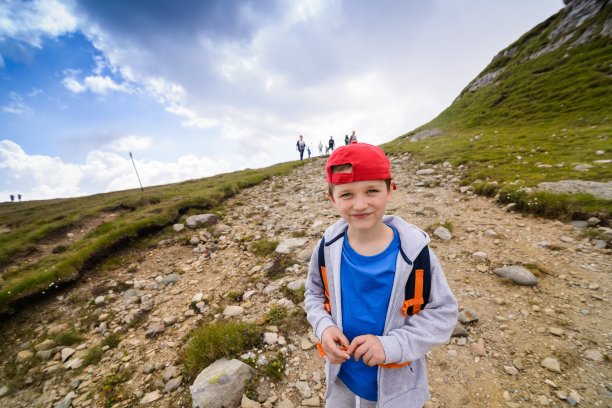快乐的小男孩在山道上图片下载