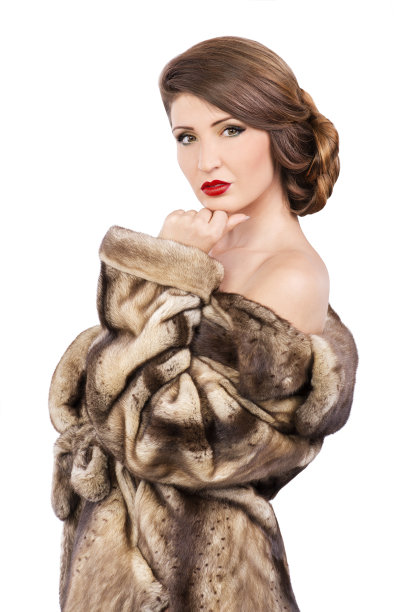 穿着裘皮大衣的漂亮女人图片下载